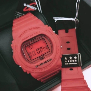 ภาพหน้าปกสินค้าWorld Times รวมงาน ลิมิเตท นาฬิกาแฟชั่น  •  รุ่น 35ปี  รวมแดงเลือดหมู 《  ฟรี!! กล่องกระดาษ 》 ที่เกี่ยวข้อง