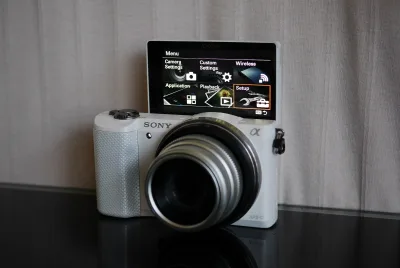 Sony A5000 20.1MP Wi-Fi NFC APS-C White Kit with MF 35mm F1.6 Silver lens