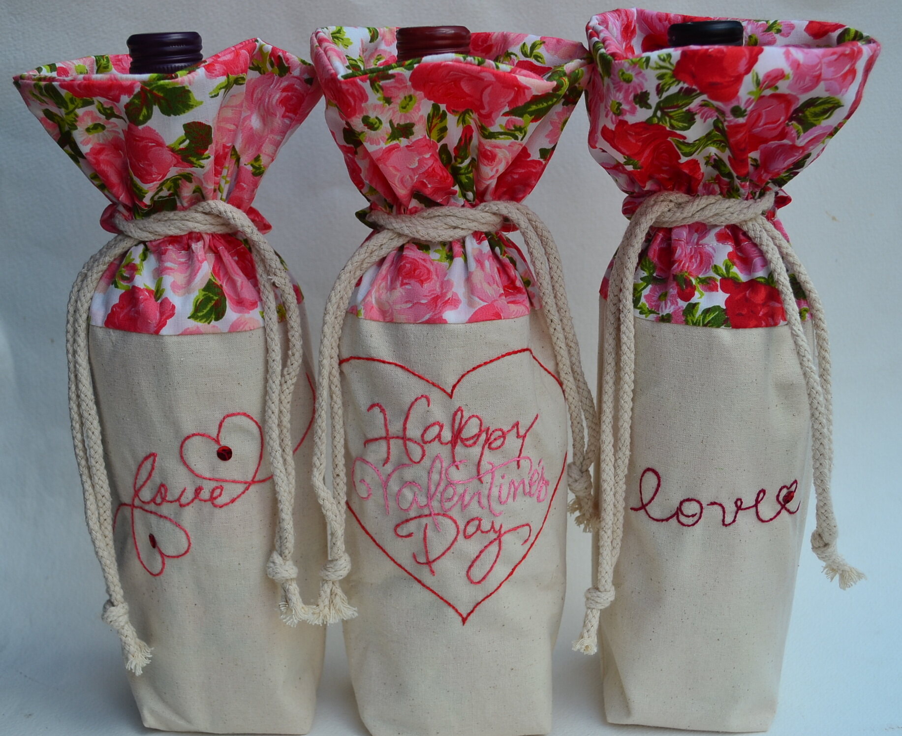 ถุงผ้าใส่ขวดไวน์ ทำจากผ้าคอตตอน แบบหูรูด ตกแต่งด้วยงานปักมือ ซับในด้วยผ้าลายดอกกุหลาบ สำหรับเป็นของขวัญในเทศกาลวาเลนไทน์ ขนาด 14 x 33 c ราคา 150 บาท*ส่งฟรี