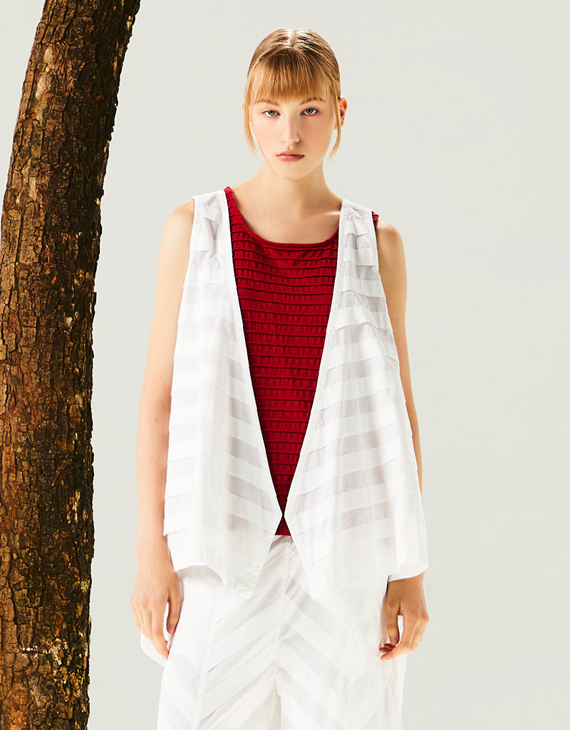 Yaccomaricard Ss25 Lady Vest Lawn Vest with Arrow Pattern Detailing Vs-1091565 ราคา 3,495 บาท*ส่งฟรี