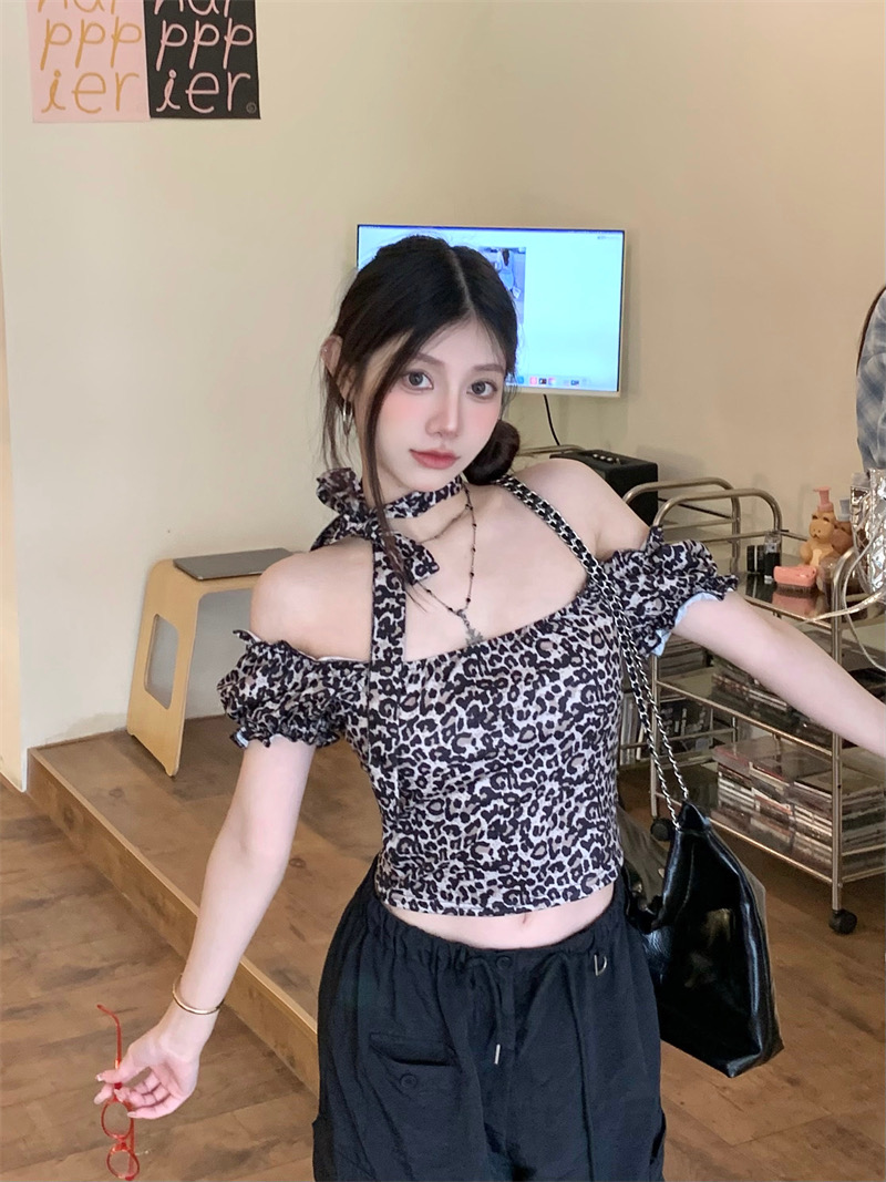 Cicishop(1195) เสื้อครอป แต่งแขนตุ๊กตา สายเสือ มีซิปรูดข้าง เพิ่มความเก๋ด้วยสายคล้องคอ แม่เสือสาวสุดแซ่บ - ยี่ห้อ CICI ราคา 123 บาท*ส่งฟรี