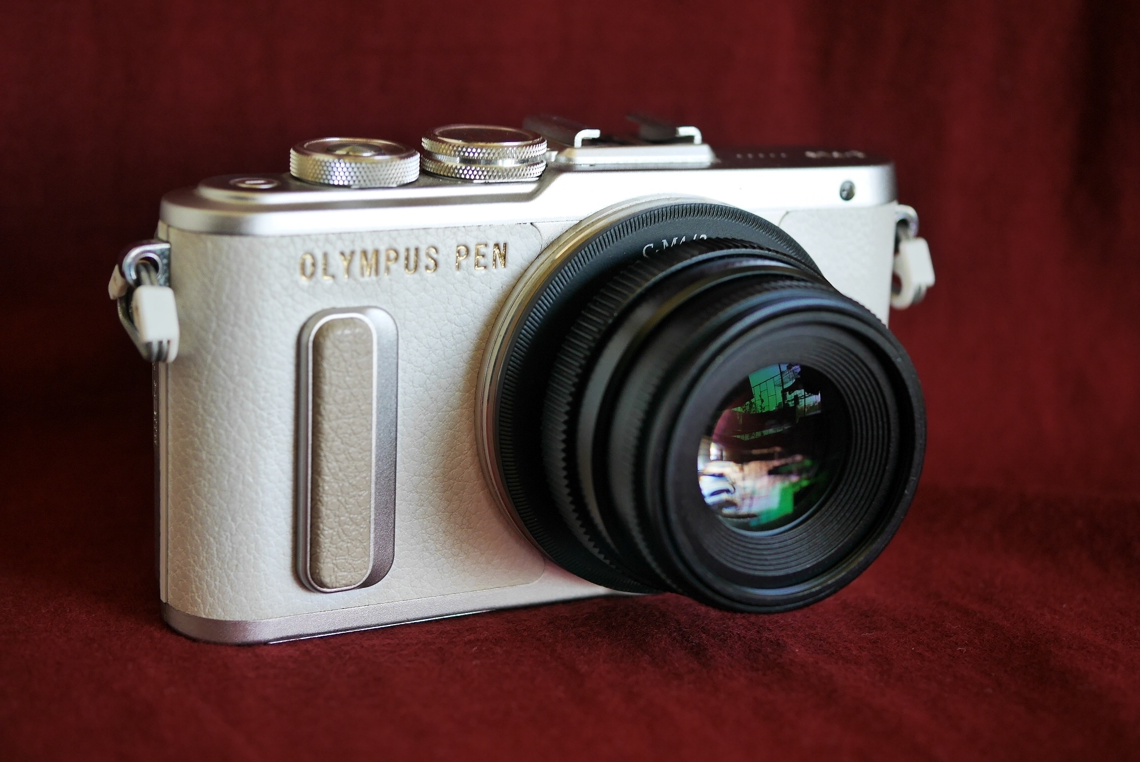 Olympus Pen E-PL8 Mirrorless Digital Wi-Fi Camera White with 35mm f1.6 MF Fix Lens Black EPL-8, EP-L8, EPL8 E PL8 WiFi มี Wi-Fi ในตัว Vlogger vlog Art Filter Micro Four Thirds Mount MFT m4/3 Selfie Mode Touchscreen e-Portrait Self-timer Clip 4s ราคา 7,700 บาท*ส่งฟรี