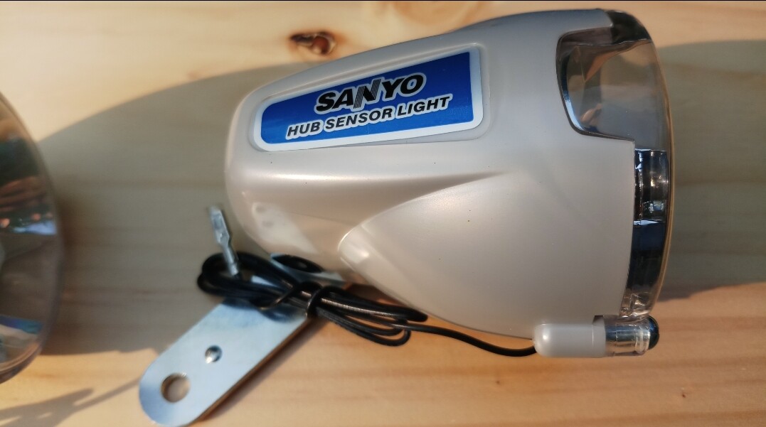 ไฟหน้ารถจักรยาน hub sensor light ยี่ห้อ Sanyo ผลิตในจีน 6V 2.4 - 3W