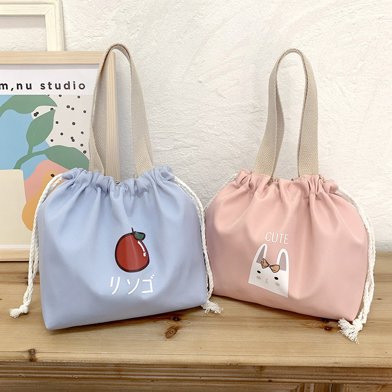 กระเป๋าเบนโตะผ้าใบกระเป๋าใส่ข้าวนักเรียนกระเป๋าข้าวแบบพกพากระเป๋าเบนโตะสไตล์ญี่ปุ่นกระเป๋าเชือกรูดกระเป๋ากล่องอาหารกลางวันกระเป๋า ราคา 79 บาท*ส่งฟรี