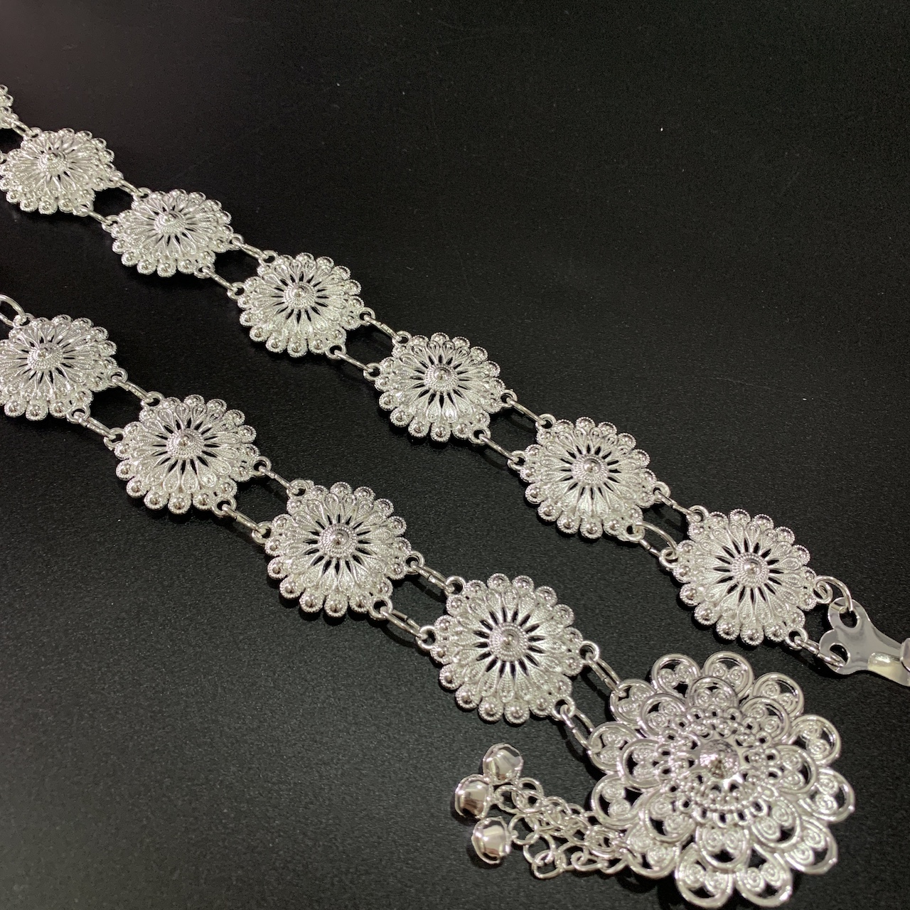 Vintage jewelry เครืองประดับโบราณเข็มขัดดอกไม้อีสานชุดล้านนาไทหัวเข็มขัด สีเงิน thai belts