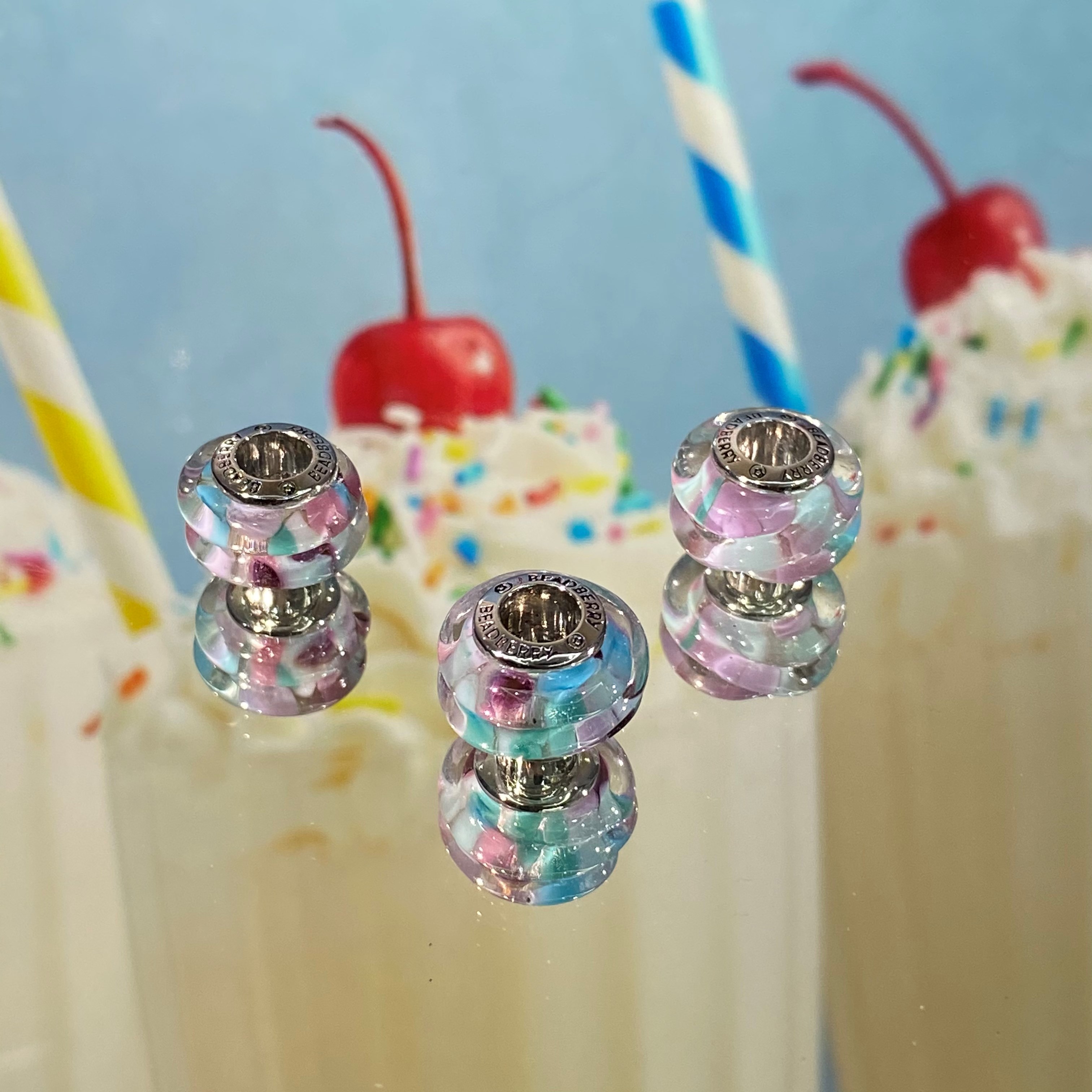 Beadberry | Milkshake Glass Bead ชาร์มแก้ว แกนเงินชุบทองขาว (ราคาต่อชิ้น) แถมถุงผ้าลูกฟูก ผ้าเช็ดเงิน - ใส่กับสร้อยและกำไล
