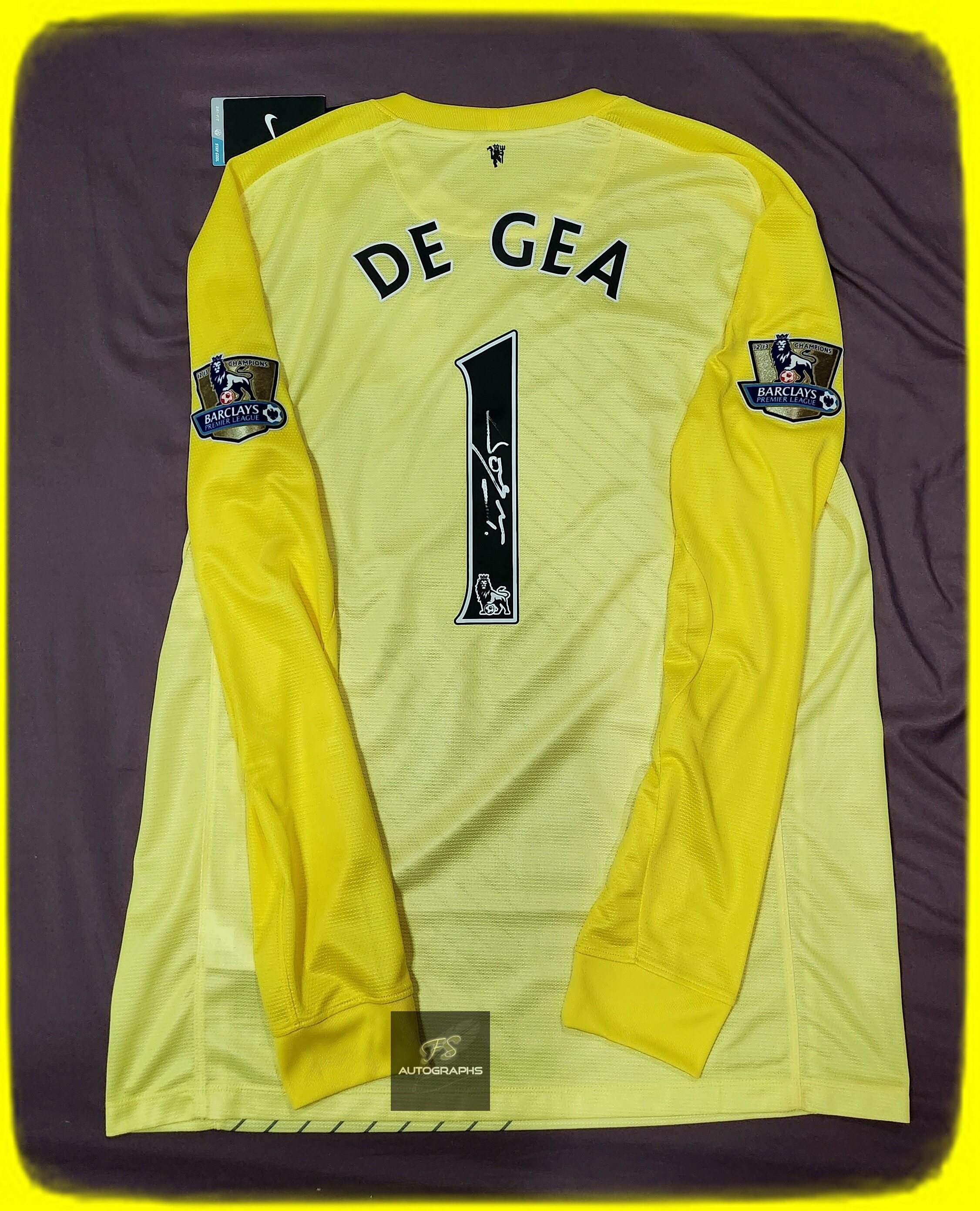 เสื้อเหย้าGKของแท้ Man United 2013/2014 พร้อมลายเซ็น David De Gea ราคา 23,500 บาท*ส่งฟรี