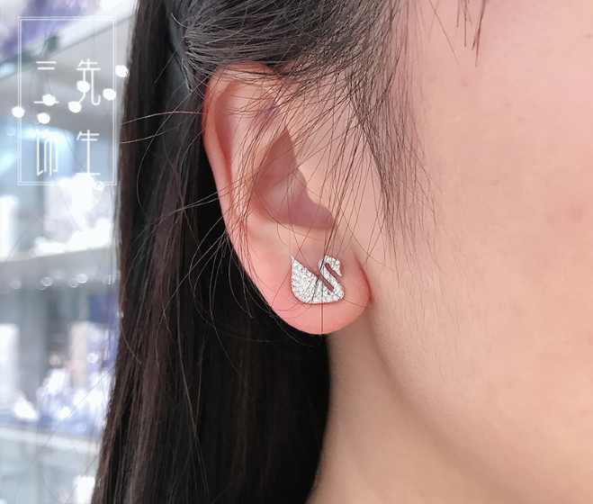【SALE】🔥พร้อมส่ง🔥Swarovskiแท้ ตุ้มหูSwarovski ต่างหู Swarovski Earrings ตุ้มหูหงส์ ต่างหูหงส์Swarovski สวารอฟส ของแท้ 100% สำหรับคนพิเศษ ตุ้มหูผู้หญิง