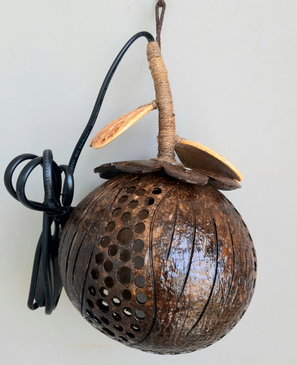 โคมไฟเดี่ยว ทำด้วยกะลามะพร้าว งานฝีมือจากภูมิปัญญาชาวบ้าน สู่ผลิตภัณฑ์ OTOP สำหรับประดับตกแต่ง
