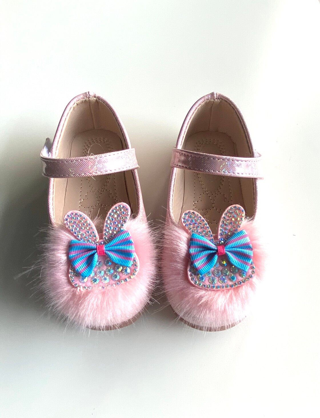 9021 รองเท้าคัทชูเด็กหญิงหนังเงา ประดับกระต่ายผูกโบว์  ไซส์ 21-30 มี2สี ขาว ชมพู
