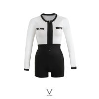 SS2024 BLACK & WHITE SHORTIE ชุดว่ายน้ำ ขาสั้นแขนยาว มีฟองน้ำในตัวผ้าหนา กัน UV UPF 50+
