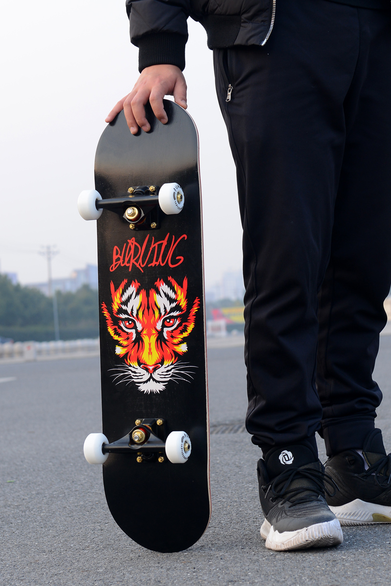 สเก็ตบอร์ด Skateboard สำหรับเด็กเเละผู้ใหญ่ ล้อยาง SHR100AA เเถมกระเป๋า