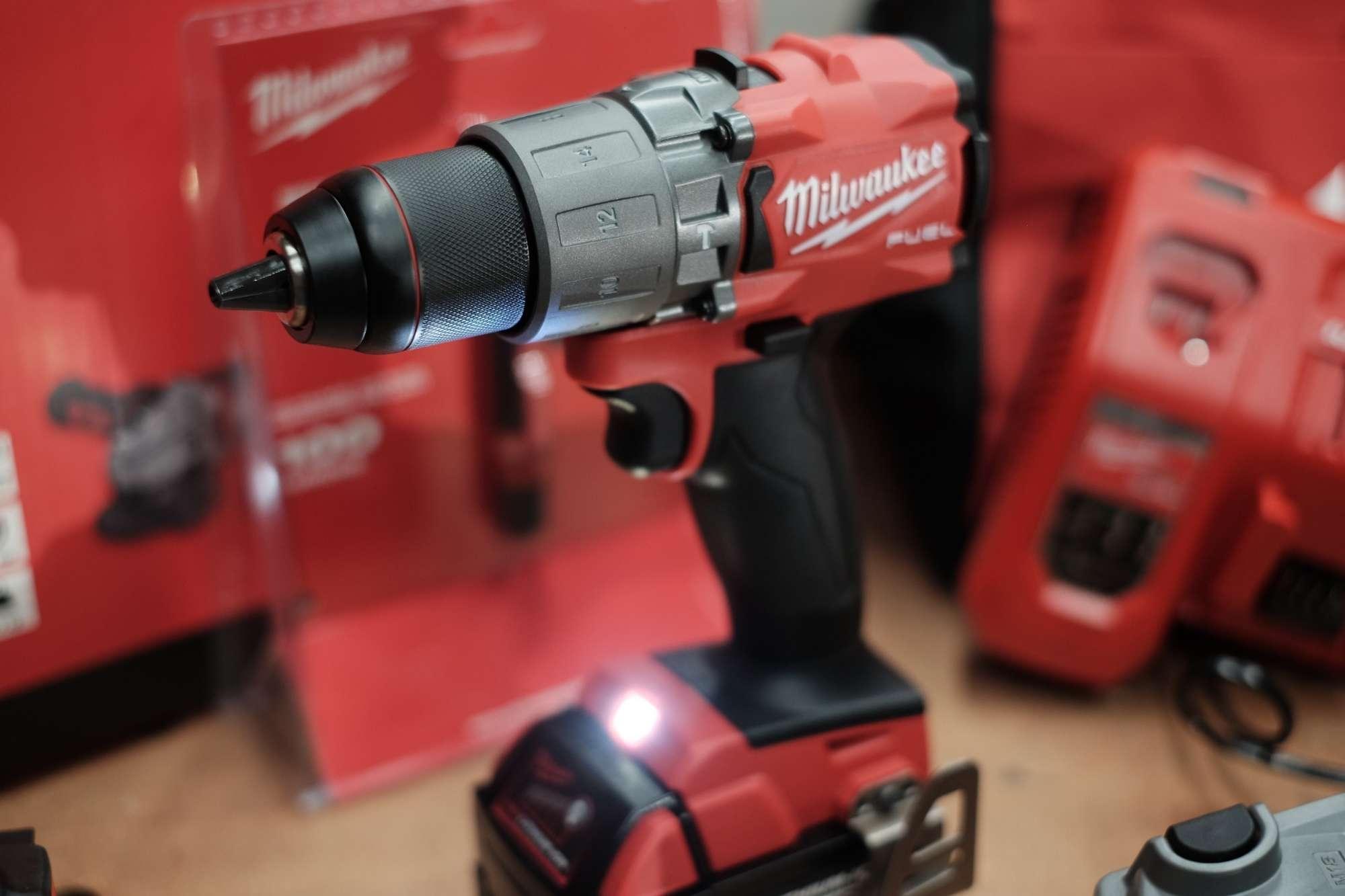 สว่านกระแทกไร้สาย Milwaukee M18 FPD2 รุ่นใหม่ (มีให้เลือกซื้อตัวเปล่า หรือซื้อ พร้อมแบต5ahและแท่นชาร์ท) โปรดเลือกที่ตัวเลือกสินค้า