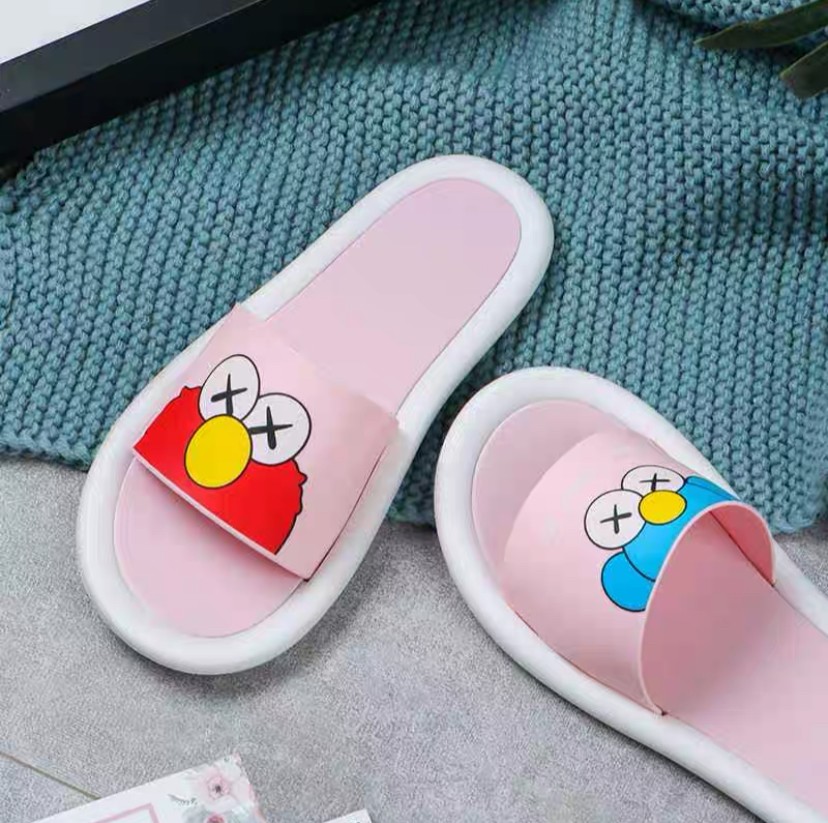 [SK]รองเท้าเเตะ Kaws ลายน่ารัก สวมใส่ฤดูร้อน  สีสันสดใส ยางนุ่มสบายเท้า