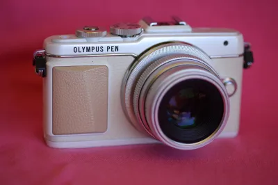 Olympus Pen E-PL7 Wi-Fi Mirrorless Digital Camera White with Silver 35mm F1.6 MF Lens, EPL7, EP-L7, EPL-7, EPL 7 WiFi Vlogger Blogger