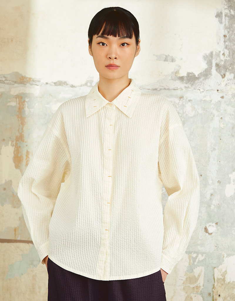 Yaccomaricard Aw24 Lady Lawn Blouse, Long-Sleeved Shirt with Collar, Front Buttons, Scalloped Design All over the Body, Bl-1023847. ราคา 3,995 บาท*ส่งฟรี