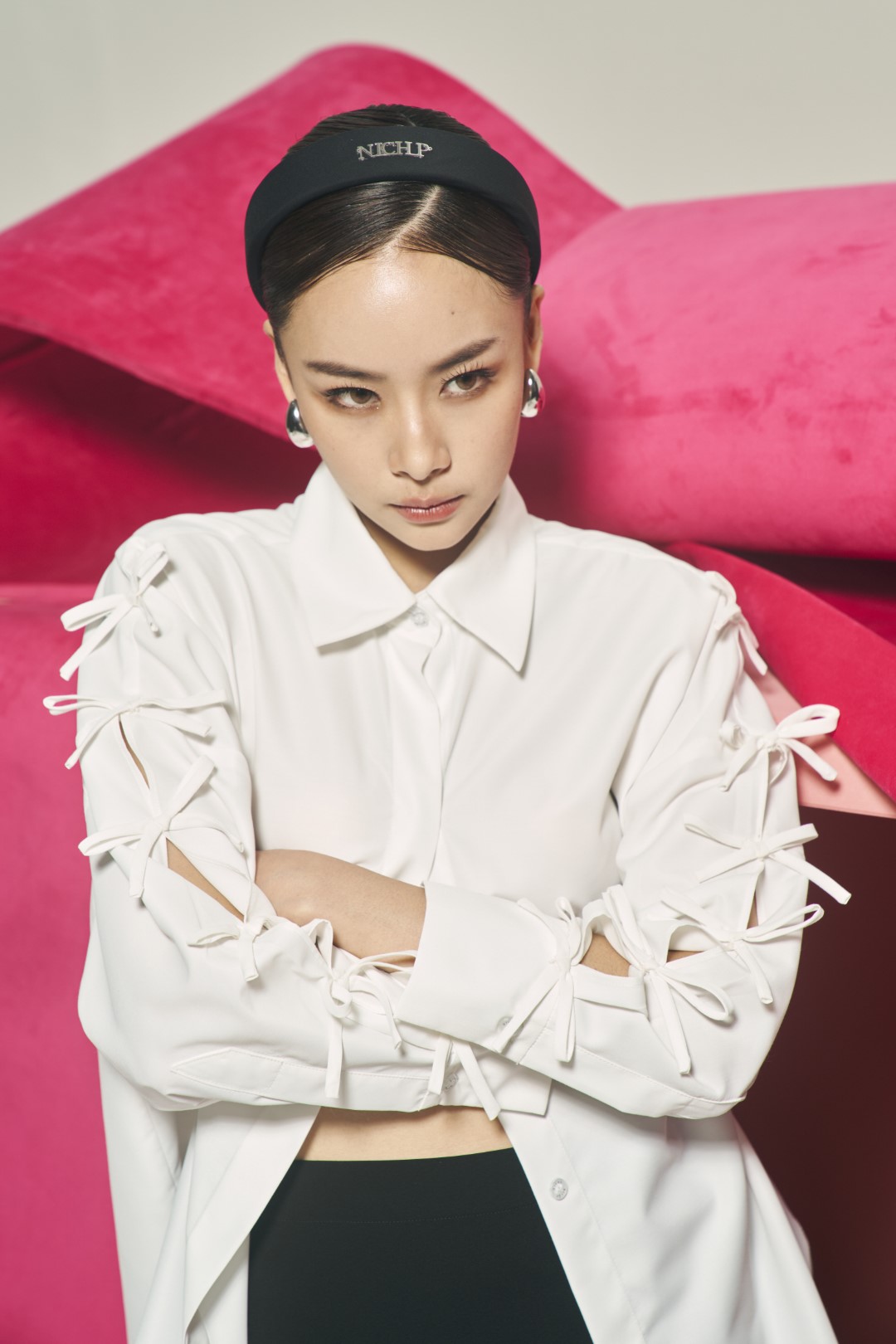 NICHp : Exclusive Collection : Sody Top เสื้อเชิ้ต (ผ้าเชิ้ตcotton )ตกแต่งด้วยโบว์ทั้งสองข้าง เสื้อทำงาน เสื้อไปเที่ยว ราคา 1,871 บาท*ส่งฟรี