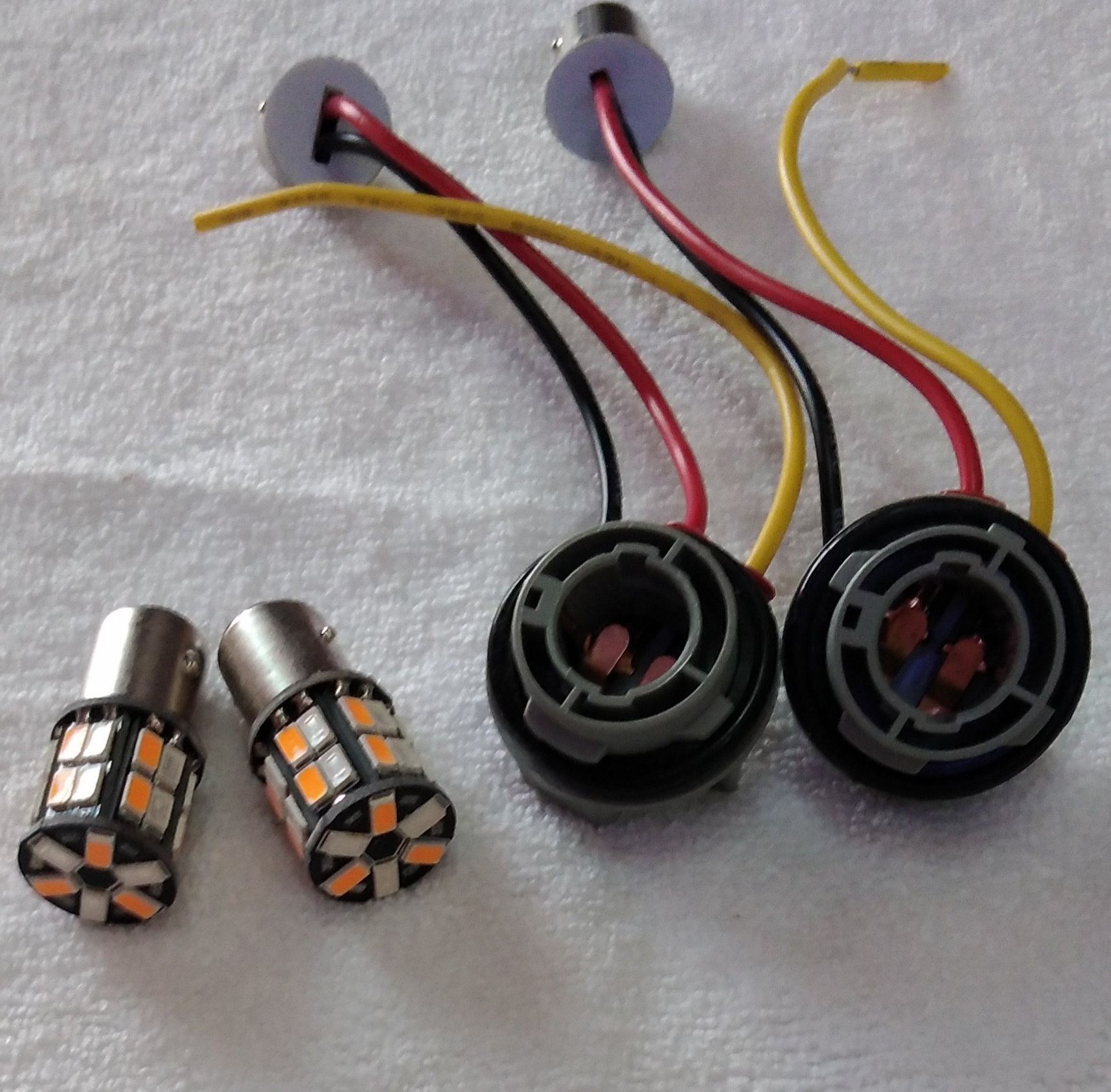 หลอดหรี่เลี้ยว LEDดีแมกเก่า ไฟหรี่น้ำเง้น-เลี้ยวส้ม หลอดไฟหรี่หน้าLED (พร้อมขั่วตรง180 ํ) หรี่-เลี้ยว ขั้วบิด (SS25+S25)