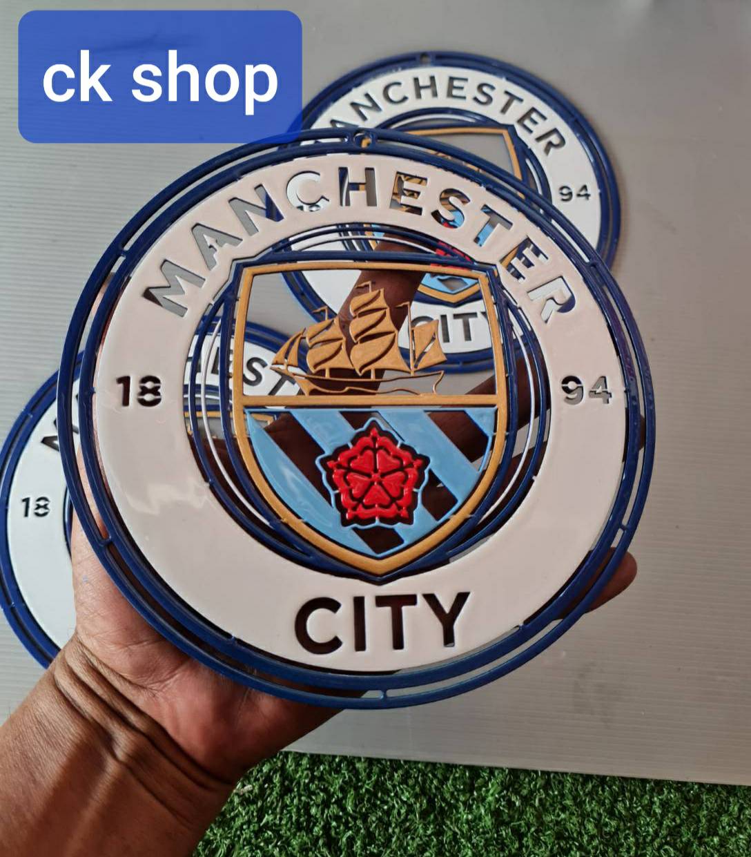 manchester city โลโกสโมสรฟุตบอล แมนเชสเตอร์ซิตี้ วัสดุ เหล็กตัดเลเซอร์ ขนาด 18*18 cm. ทำสีเหมือนจริง ทนแดดทนฝน ติดได้ทั้งภายในภายนอกอาคาร