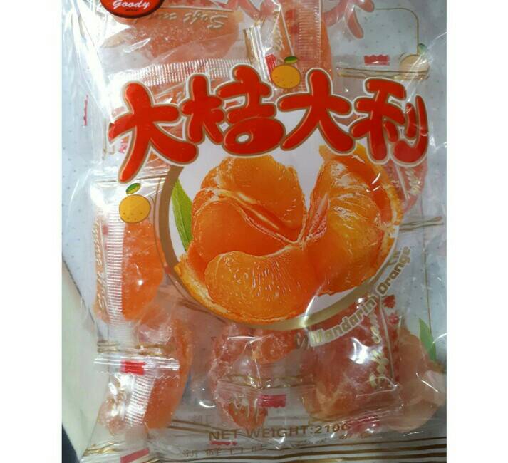 เยลลี่กลีบส้ม อร่อยหนุบๆหนับๆ หอมกลิ่นส้ม โรยเกล็ดน้ำตาลนิดๆ ตรากู๊ดดี้ ห่อละชิ้น สะอาด ใหม่ ของชอบของครอบครัว มีอย. รูปกลีบส้มสวยงาม