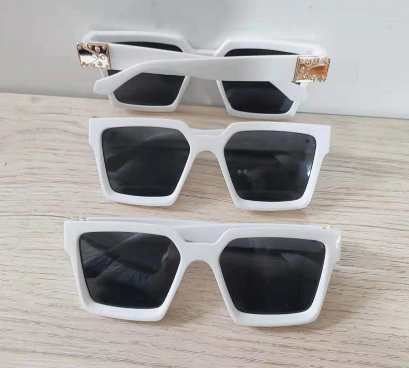 ภาพหน้าปกสินค้าแว่นตากันแดดแฟชั่นแบบนิยมทรงสี่เหลี่ยมขอบสีขาวสินค้าอยู่ไทย