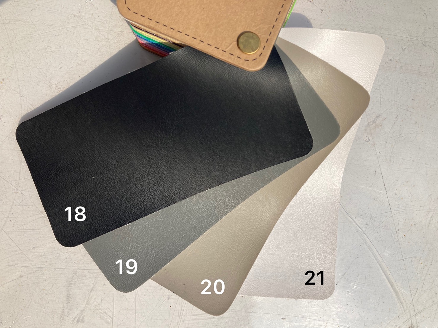 C4 หนังเทียม PVC กันน้ำ สีสันสดใส หนังเกรด A ขนาด 137 x 90 ซม. เหมาะสำหรับงานเฟอร์นิเจอร์ทุกประเภท โทน ดำ เทา ขาว ราคา 21 บาท*ส่งฟรี