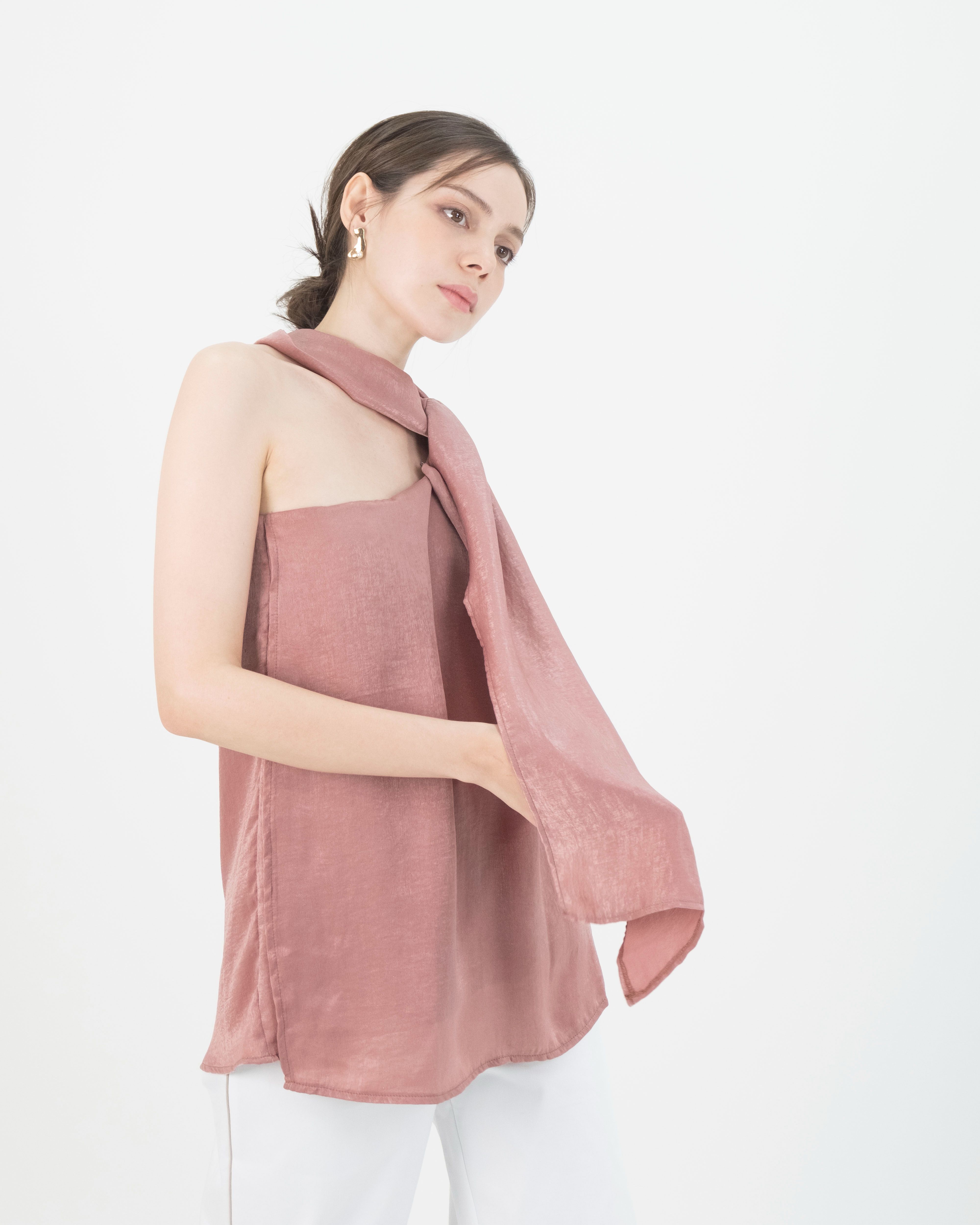 QueenCows เสื้อให้นม Fayre One Shoulder (Coral) ราคา 1,590 บาท*ส่งฟรี