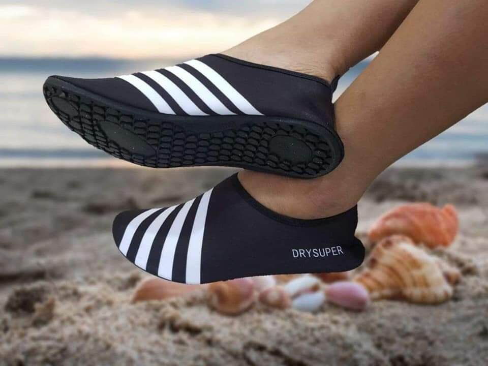 พร้อมส่ง รองเท้าว่ายน้ำ รองเท้า​เดินชายหาด​ รองเท้ากัน​หิน​กัน​ปะการัง​บาด​เท้า​Swimming​ shoes​ /Aqua skin shoes/ sport soft shoes