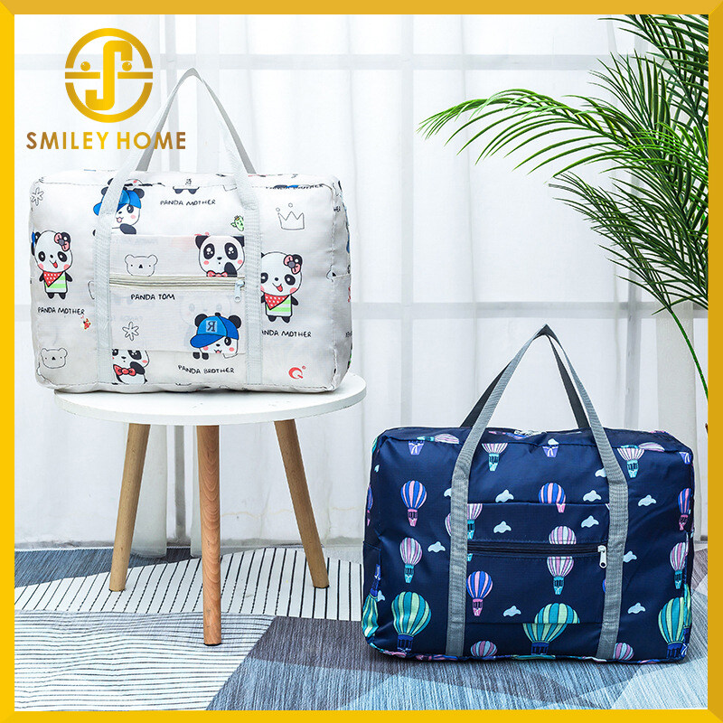 Smiley Home กระเป๋าผ้ามีลาย บรรจุของใช้ พับเก็บได้และสามารถหิ้วได้หรือนำไปเสียบบนแกนกระเป๋าเดินทางเพื่อลากผ่อนแรงได้
